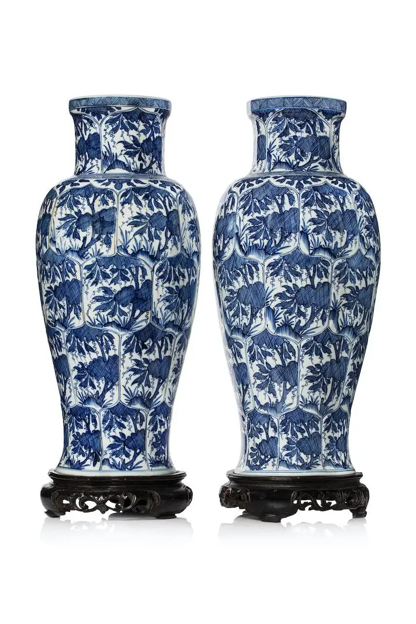 Paire de vases balustres en porcelaine - CHINE - Epoque KANGXI (1662-1722 / XVII-XVIIIe siècle )