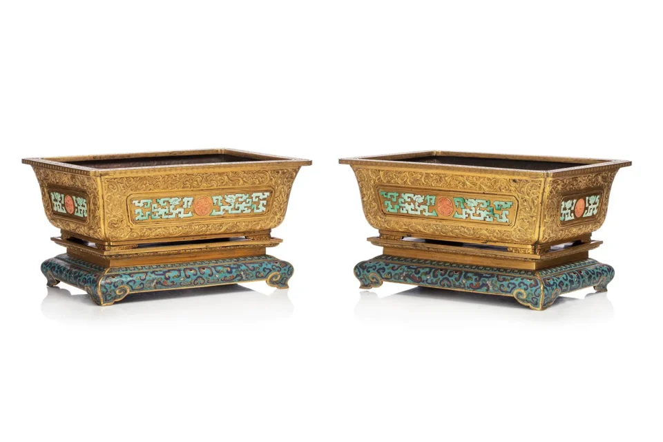 Importante paire de jardinières en bronze doré et émaux cloisonnés - CHINE - Dynastie Qing (1644-1912)