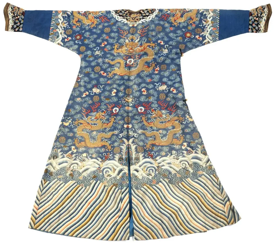 Court dress in silk woven with gold thread - CHINA - 19th century